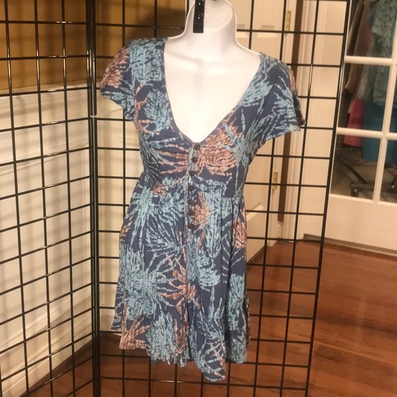 Short Sleeve Dress with feather pattern - Picture 2 of 3